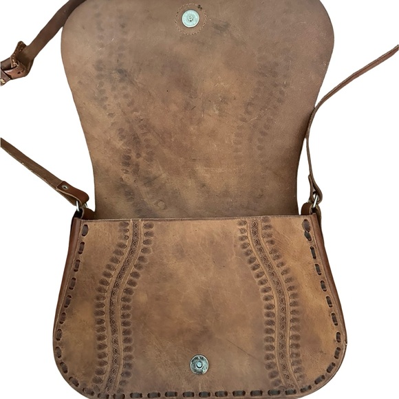 Elegant Brown Leather Shoulder Bag - Picture 2 of 4